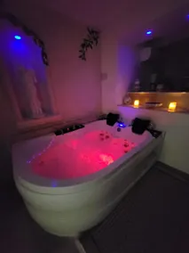 Le Secret de Santorin • Jacuzzi & Massage Chair - Image 2