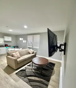 Modern Private Suite w/Free Breakfast&Free Parking - Image 4