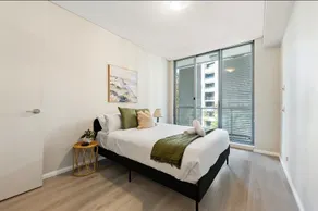 Spacious Abode 2x Parking Gym Pool next to Airport - Image 5