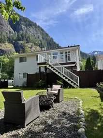 Modern Mountain View Retreat in Hope - Image 2