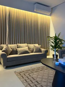 1br Near Airport & Train | 65” TV & Free Wi-Fi - Image 2