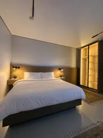 1br Near Airport & Train | 65” TV & Free Wi-Fi - Image 5