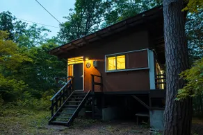 Entire cottage｜Forest by Lake Nojiri, awash in autumn colors｜Max 6 guests + 3 dogs｜Base for hot springs, sauna, and hiking - Image 4