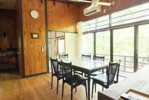 Entire cottage｜Forest by Lake Nojiri, awash in autumn colors｜Max 6 guests + 3 dogs｜Base for hot springs, sauna, and hiking - Image 3