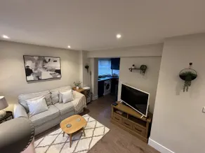 Premium Horsham Flat Near Station - Image 4
