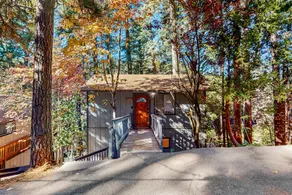 Lovely 2BR Mountainview | Fireplace | Balcony |BBQ - Image 3