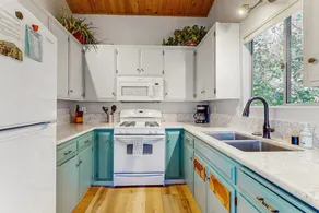 Lovely 2BR Mountainview | Fireplace | Balcony |BBQ - Image 2