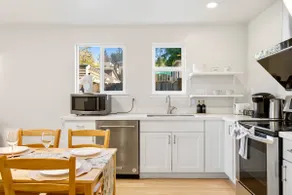 Comfy 2BR Near UW & Northgate Station w/ Backyard - Image 2