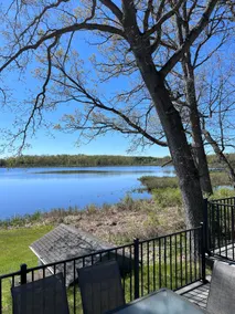 Cute & Cozy Gilkey Lake Waterfront Cottage - Image 4
