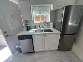 Private 3BR 2BA Laneway Home and Parking - Image 2