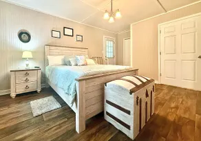 “Old Town” Cottage - Image 4