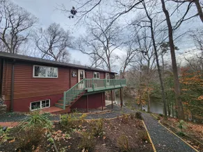 Waterfront Log Cabin: Deep Work & Nature Retreat - Image 2