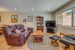 Sparkling mountain view 2BR with patio - Image 3