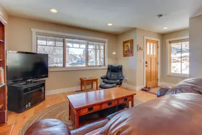 Sparkling mountain view 2BR with patio - Image 2