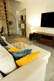 Stylish house with private Jacuzzi & garden - Image 3