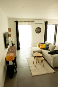 Stylish house with private Jacuzzi & garden - Image 2