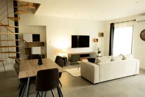 Stylish house with private Jacuzzi & garden - Image 4