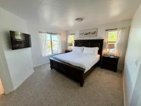 King Beds • Lounge • Walk to Dining• Cantril House - Image 2