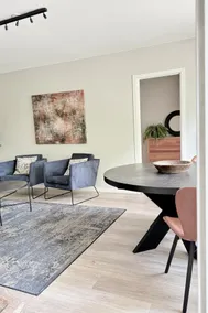 Stylish and bright two-room apartment in a prime location - Image 2