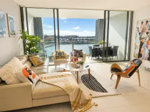 Absolute Waterfront Living in the CBD - Image 4