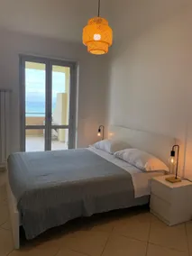 Beachfront Apartment with terrace and sea view - Image 3