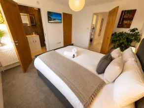 New Forest and Beach Gateway with Garden - Hot Tub and Parking - Three Bedrooms - Sleeps 7 - Image 4