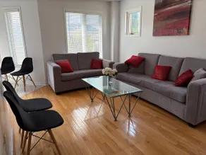 4 Bedroom Home close to Wonderland, Vaughan Mills - Image 2
