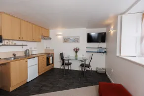 Harbour Haven 3, Historic Landmark Apartment - Image 2