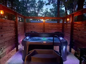 M at the bungalow:Hot Tub, Fire Pit & Private Deck - Image 2