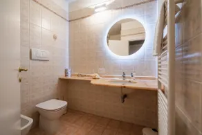 Apt x 4, free park, Wi-Fi, lake & olive grove view - Image 5