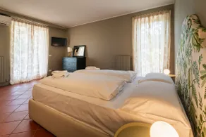 Apt x 4, free park, Wi-Fi, lake & olive grove view - Image 4