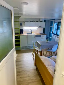 Old door studio with 2 double beds - Image 4