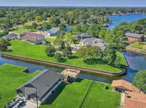 Waterfront 3BR Lakehouse with Hot Tub - Image 4