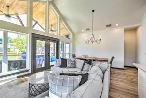 Waterfront 3BR Lakehouse with Hot Tub - Image 3