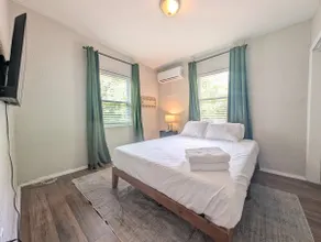 Northside Retreat Near Airport - Image 3