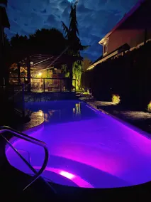 Cozy 3BR Suite near White Rock Beach • Pool & BBQ - Image 5