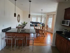 2StoryApt South of Boston Spacious and Convenient - Image 2