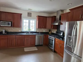 2StoryApt South of Boston Spacious and Convenient - Image 3