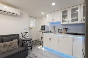 New Bellevue Hillside Stay | Top Location, Views - Image 5