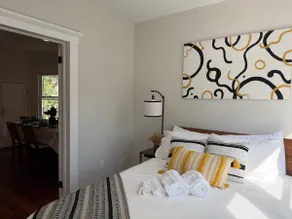 Modern 5BR 3 Full Bath, Fits 10 guests near NYC - Image 4