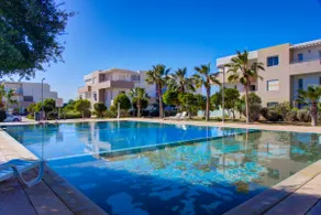 Modern Poolside Apartment Garden Views Near Beach - Image 3