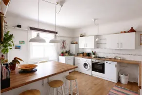 Spacious loft by the sea with off road parking - Image 3