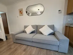Entire 3 Bedroom House, 2 Mins from Watford FC - Image 2