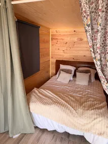 Cabin surrounded by farm animals - Image 3