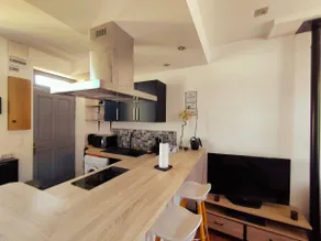 Small house with private courtyard - Image 2