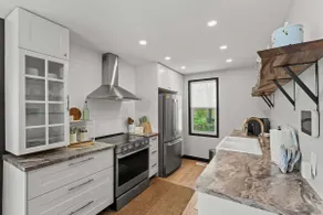 The Jade Loft Near Clifton Hill | Soaker Tub 3 Bed - Image 2