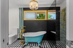 Sabine's Wunderhaus Bribie Seaside Retreat w/ Pool - Image 5