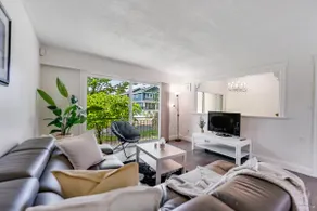 Spacious 3BR Home 2 Full Baths - near metrotown - Image 2