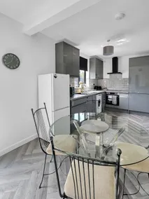4 Bed house driveway garden Sutton in Ashfield - Image 4