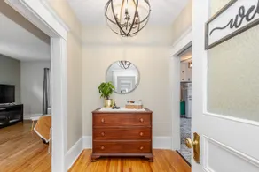 Beautiful Apartment with glass porch down town! - Image 3